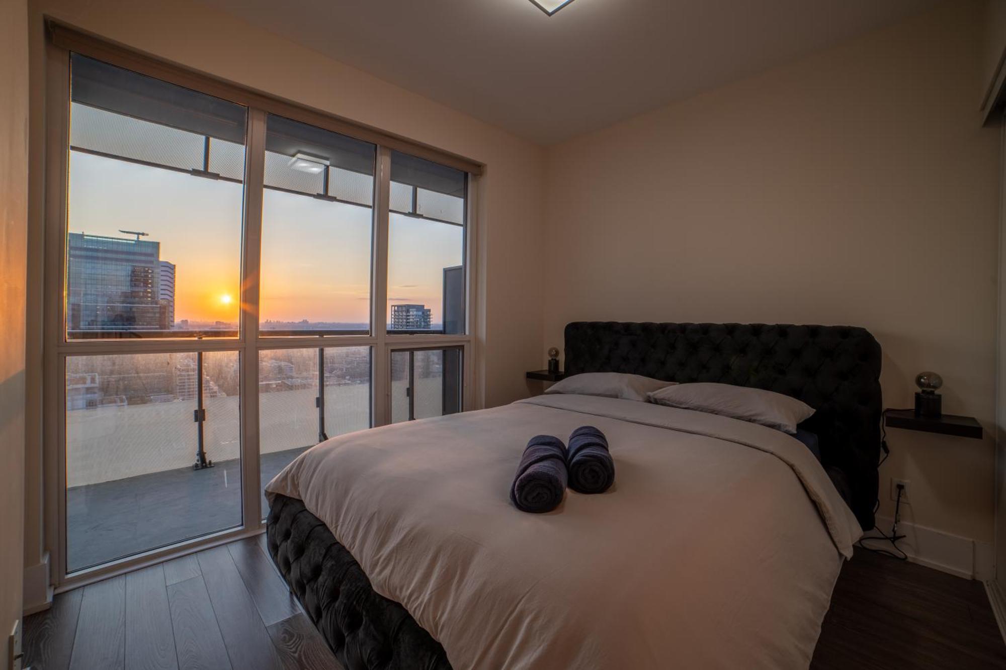 Luxury Condo W/Mesmerizing Sunset Views & Free Parking Торонто Екстериор снимка